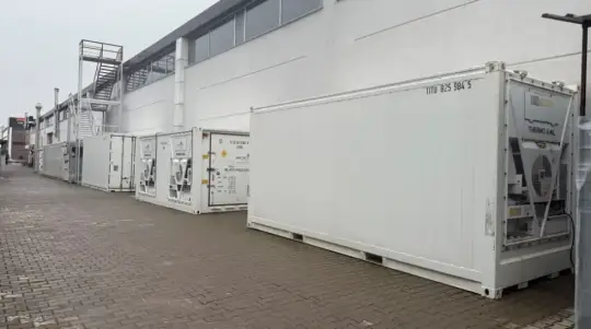 Temperature-controlled ArcticStore containers installed on-site for carbon fiber storage at –18°C, supporting aerospace manufacturing and scalable cold storage capacity.