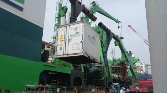 Shipyards in Turkey implemented temperature-controlled containers to store battery systems safely at +15°C to +20°C, ensuring performance and operational efficiency without building new infrastructure.