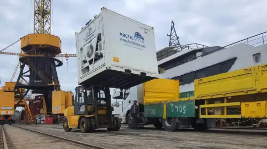 Shipyards in Turkey implemented temperature-controlled containers to store battery systems safely at +15°C to +20°C, ensuring performance and operational efficiency without building new infrastructure.